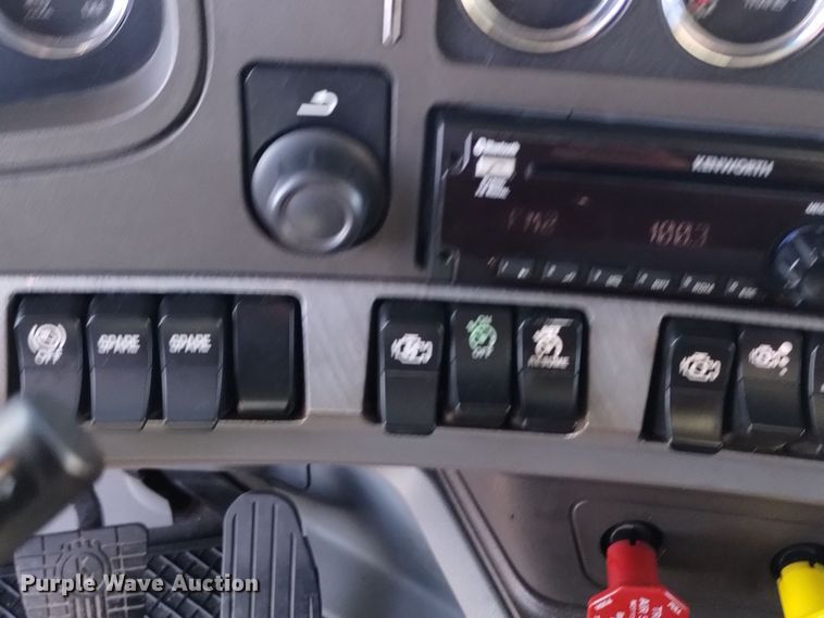 image for item DT2241 2016 Kenworth T680 semi truck