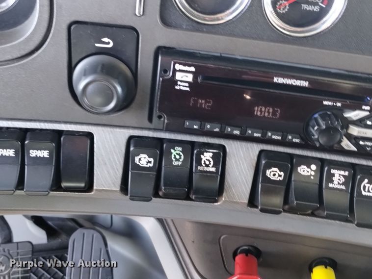 image for item DT2241 2016 Kenworth T680 semi truck