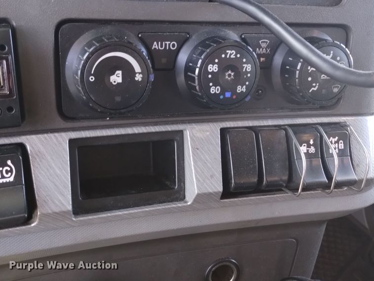 image for item DT2241 2016 Kenworth T680 semi truck