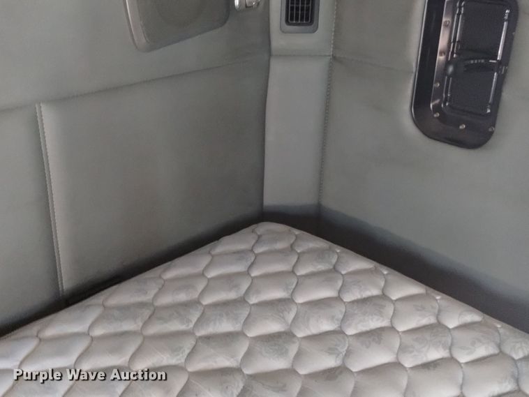 image for item DT2241 2016 Kenworth T680 semi truck