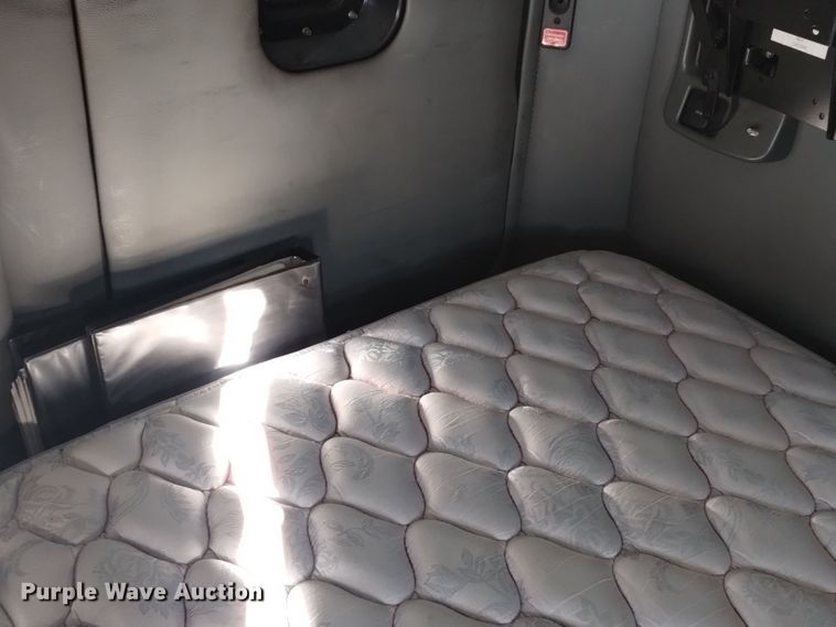 image for item DT2241 2016 Kenworth T680 semi truck