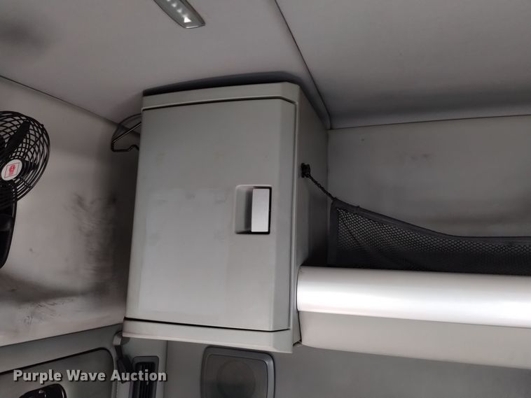 image for item DT2241 2016 Kenworth T680 semi truck