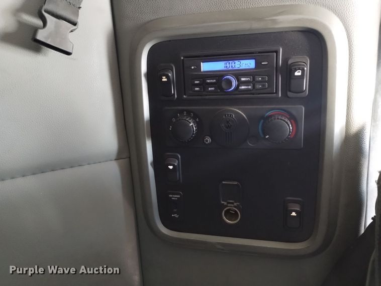 image for item DT2241 2016 Kenworth T680 semi truck