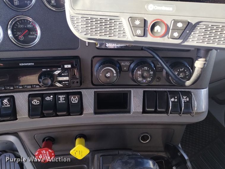 image for item DT2241 2016 Kenworth T680 semi truck