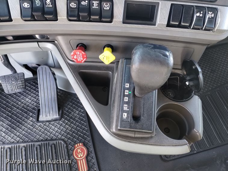 image for item DT2241 2016 Kenworth T680 semi truck