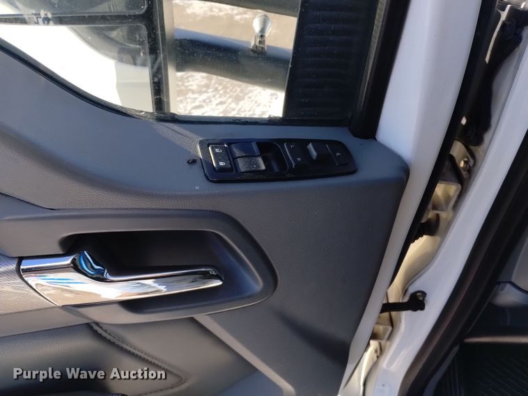 image for item DT2241 2016 Kenworth T680 semi truck