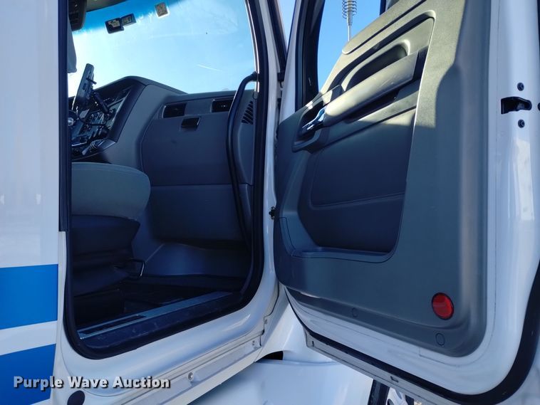 image for item DT2241 2016 Kenworth T680 semi truck