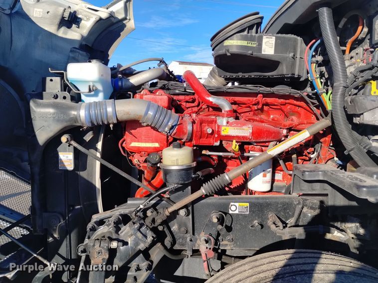 image for item DT2241 2016 Kenworth T680 semi truck