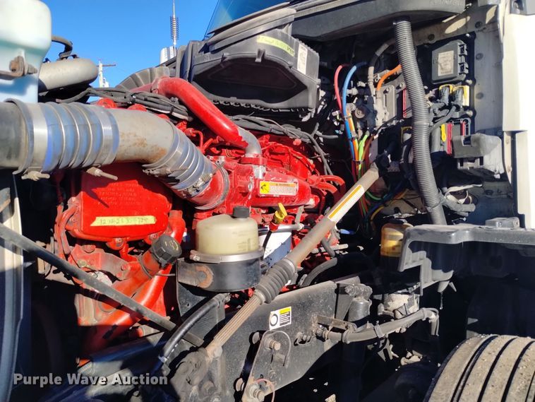 image for item DT2241 2016 Kenworth T680 semi truck