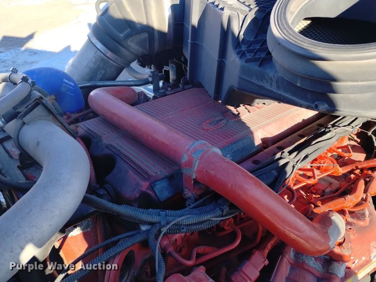 image for item DT2241 2016 Kenworth T680 semi truck