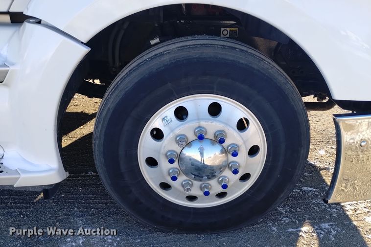 image for item DT2241 2016 Kenworth T680 semi truck