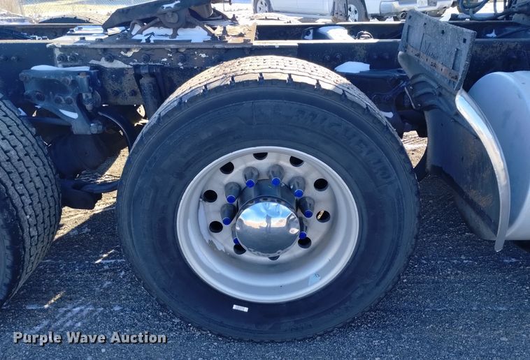 image for item DT2241 2016 Kenworth T680 semi truck