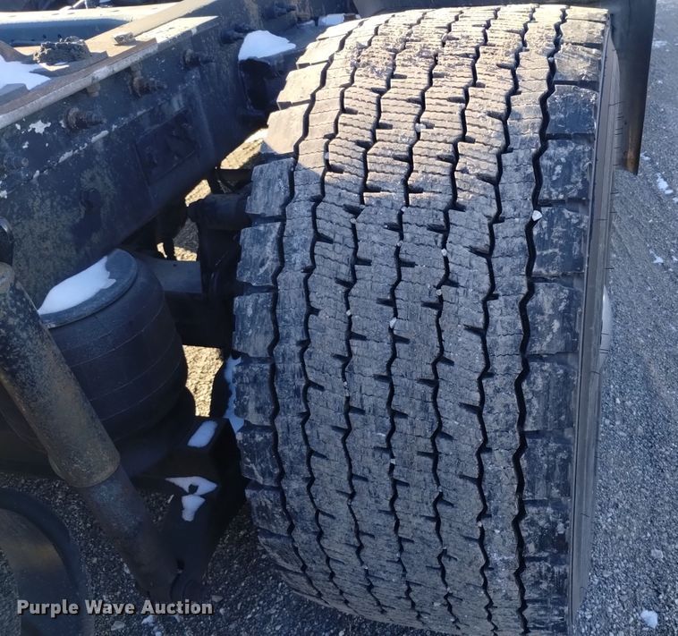 image for item DT2241 2016 Kenworth T680 semi truck