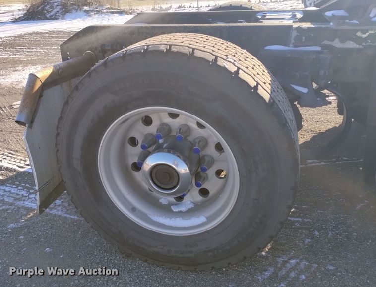 image for item DT2241 2016 Kenworth T680 semi truck