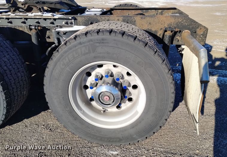 image for item DT2241 2016 Kenworth T680 semi truck