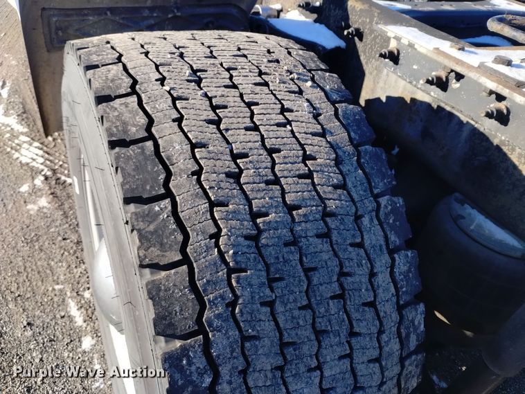 image for item DT2241 2016 Kenworth T680 semi truck