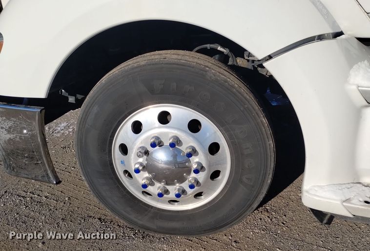 image for item DT2241 2016 Kenworth T680 semi truck