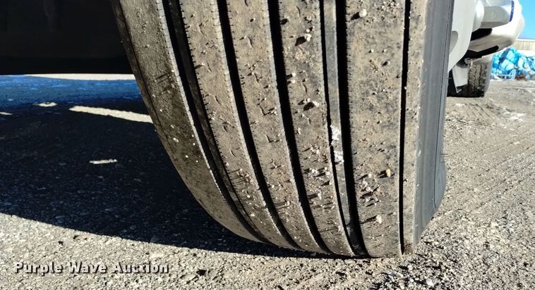 image for item DT2241 2016 Kenworth T680 semi truck