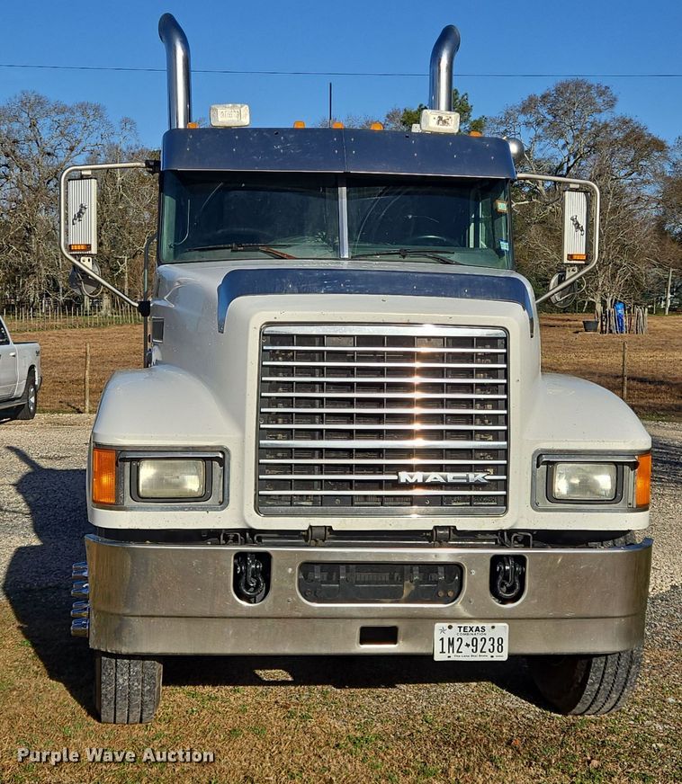 image for item DT5493 2013 Mack CHU613 semi truck