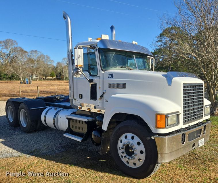 image for item DT5493 2013 Mack CHU613 semi truck