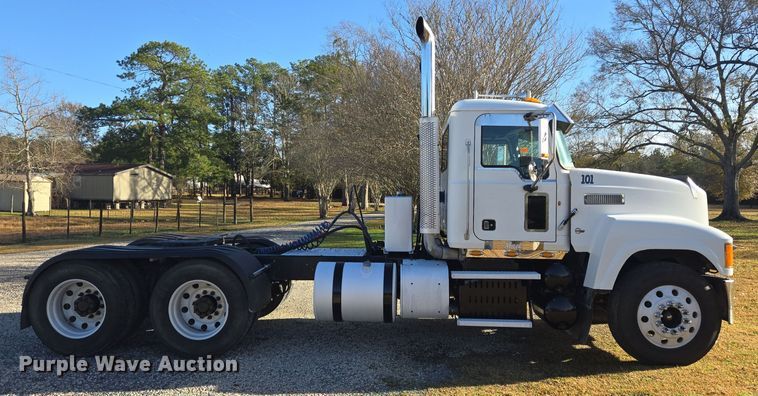 image for item DT5493 2013 Mack CHU613 semi truck