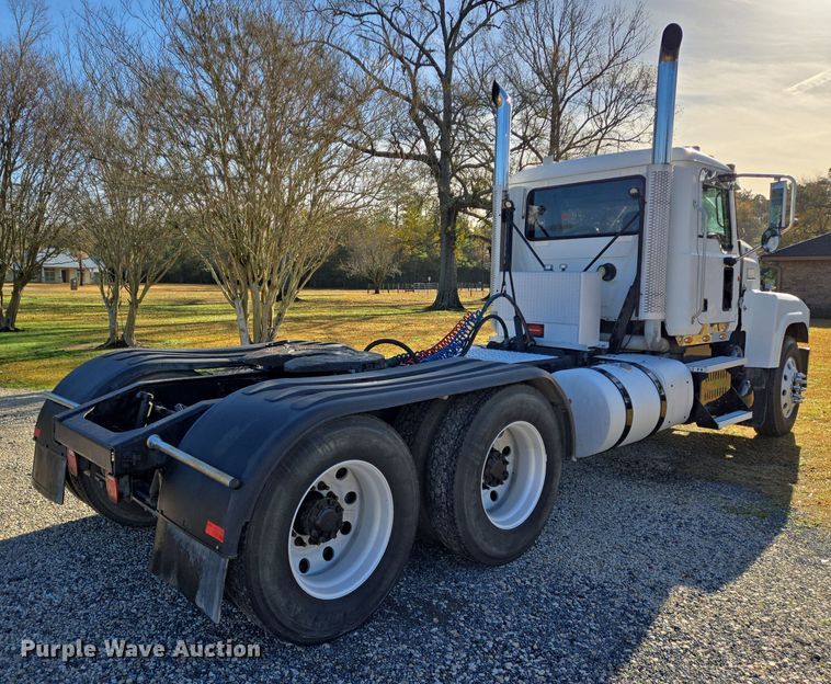 image for item DT5493 2013 Mack CHU613 semi truck