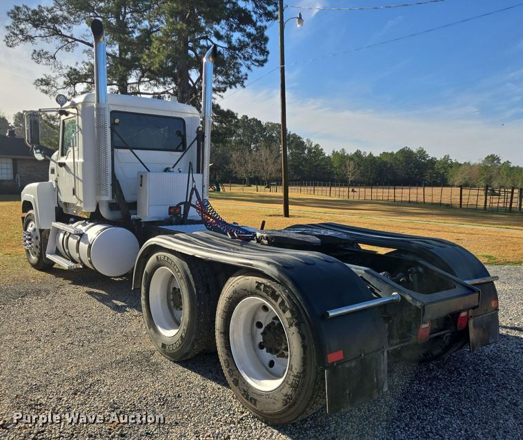 image for item DT5493 2013 Mack CHU613 semi truck