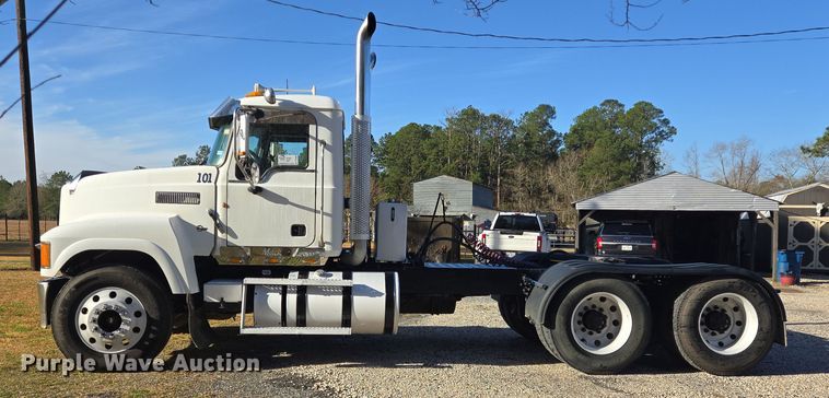 image for item DT5493 2013 Mack CHU613 semi truck