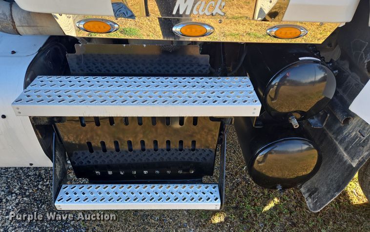 image for item DT5493 2013 Mack CHU613 semi truck