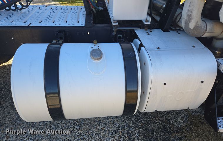 image for item DT5493 2013 Mack CHU613 semi truck