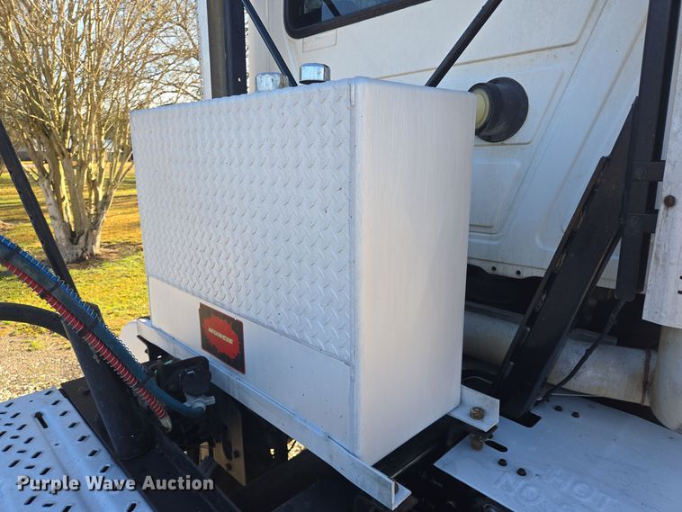 image for item DT5493 2013 Mack CHU613 semi truck