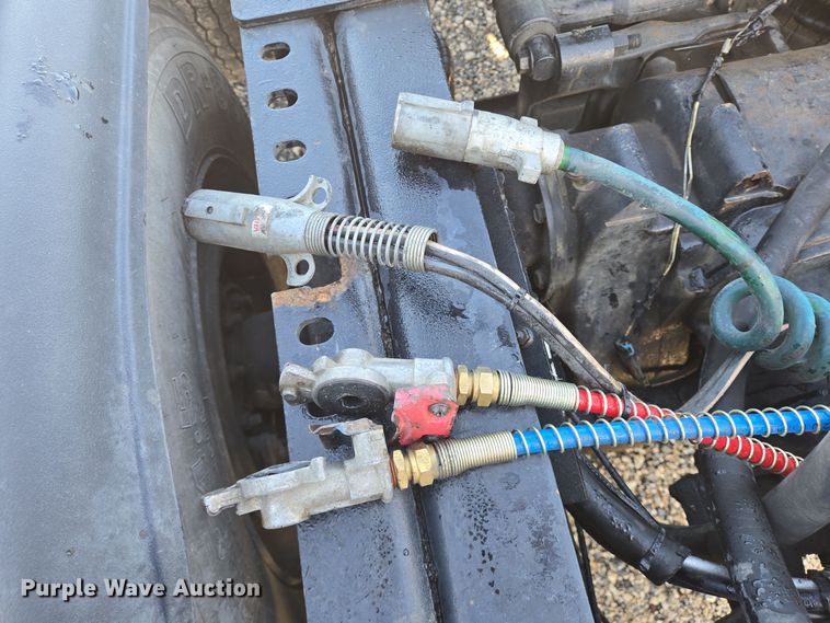 image for item DT5493 2013 Mack CHU613 semi truck