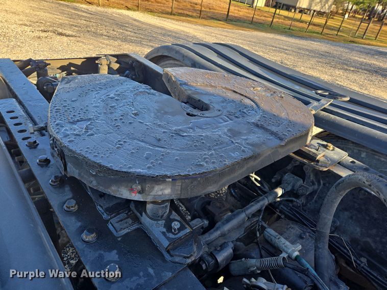 image for item DT5493 2013 Mack CHU613 semi truck