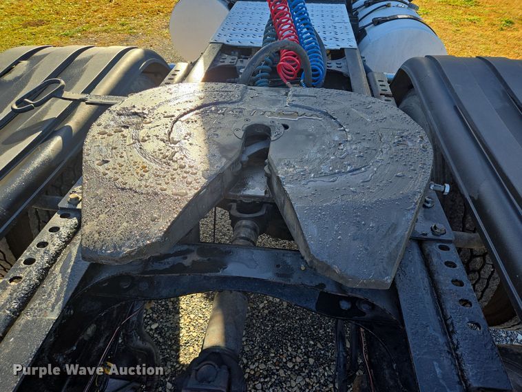 image for item DT5493 2013 Mack CHU613 semi truck