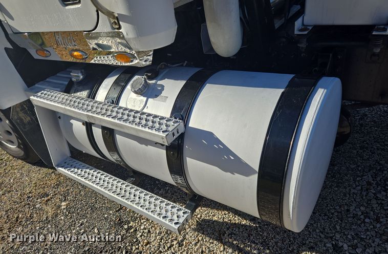 image for item DT5493 2013 Mack CHU613 semi truck