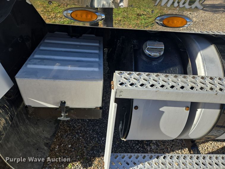 image for item DT5493 2013 Mack CHU613 semi truck