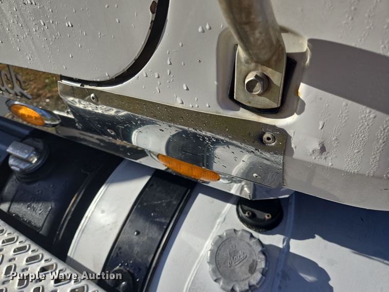 image for item DT5493 2013 Mack CHU613 semi truck