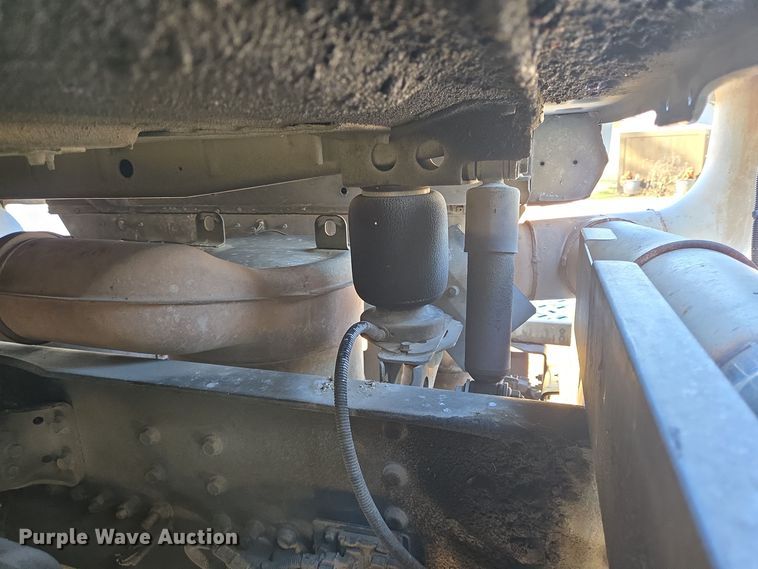 image for item DT5493 2013 Mack CHU613 semi truck