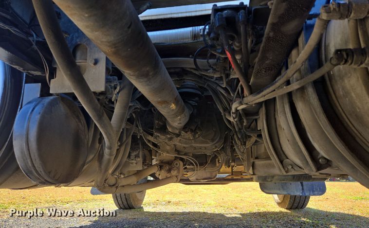 image for item DT5493 2013 Mack CHU613 semi truck