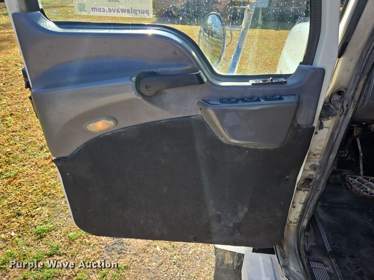 image for item DT5493 2013 Mack CHU613 semi truck