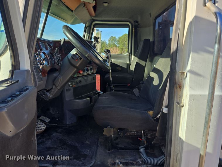 image for item DT5493 2013 Mack CHU613 semi truck