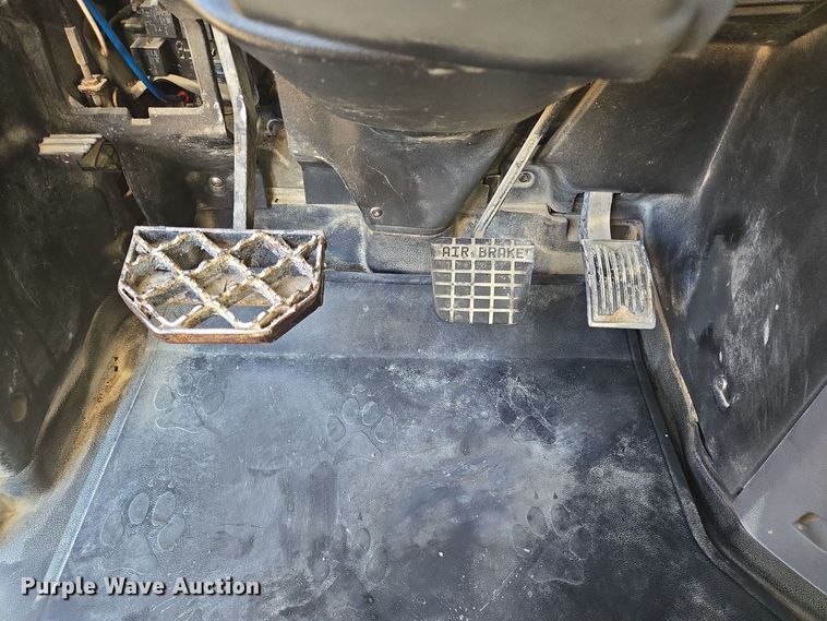 image for item DT5493 2013 Mack CHU613 semi truck