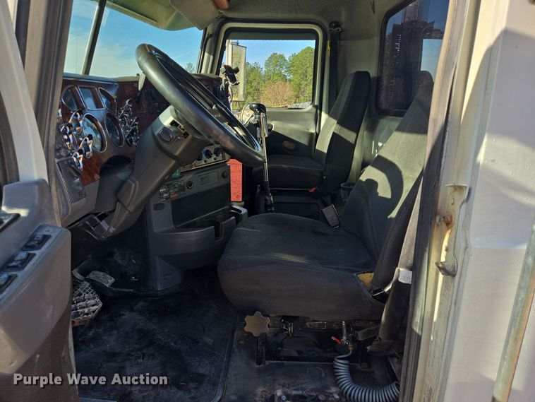 image for item DT5493 2013 Mack CHU613 semi truck