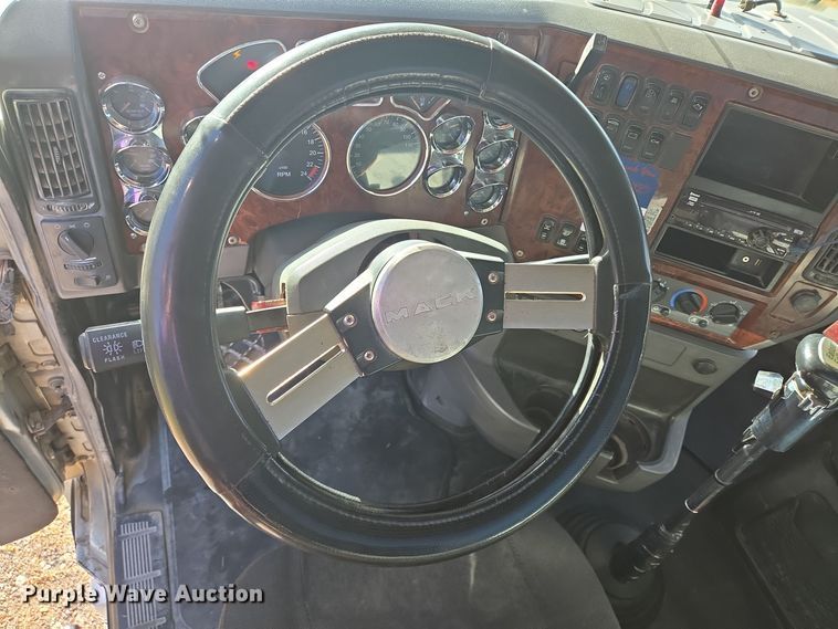 image for item DT5493 2013 Mack CHU613 semi truck