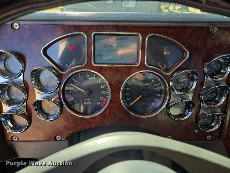 image for item DT5493 2013 Mack CHU613 semi truck