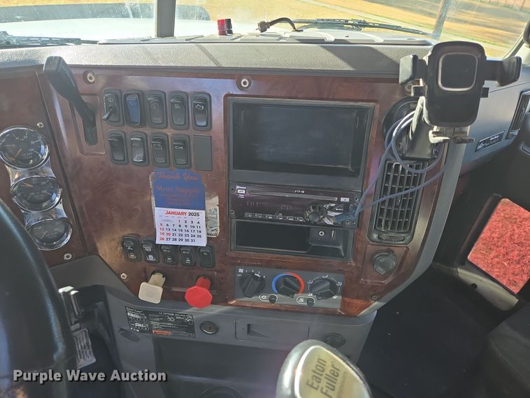 image for item DT5493 2013 Mack CHU613 semi truck