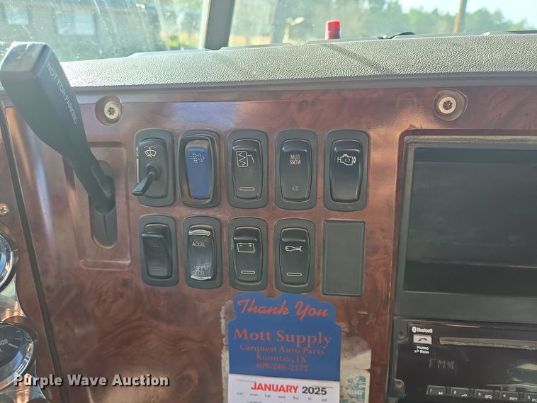 image for item DT5493 2013 Mack CHU613 semi truck