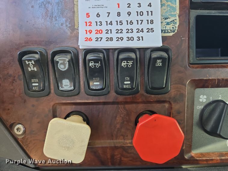 image for item DT5493 2013 Mack CHU613 semi truck