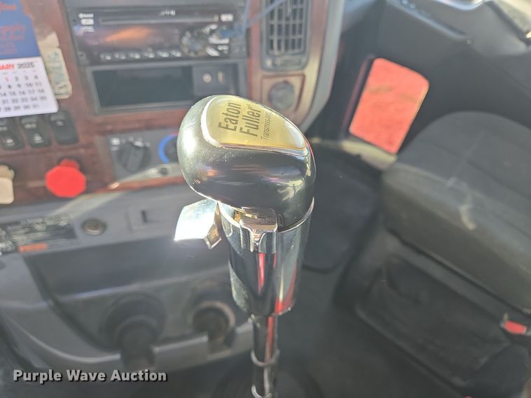 image for item DT5493 2013 Mack CHU613 semi truck