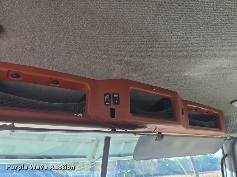 image for item DT5493 2013 Mack CHU613 semi truck